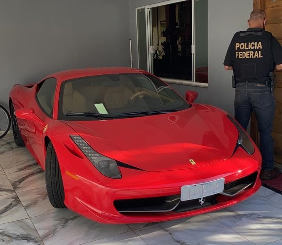 Polícia Federal apreende Ferrari e helicóptero em operação no Norte Pioneiro