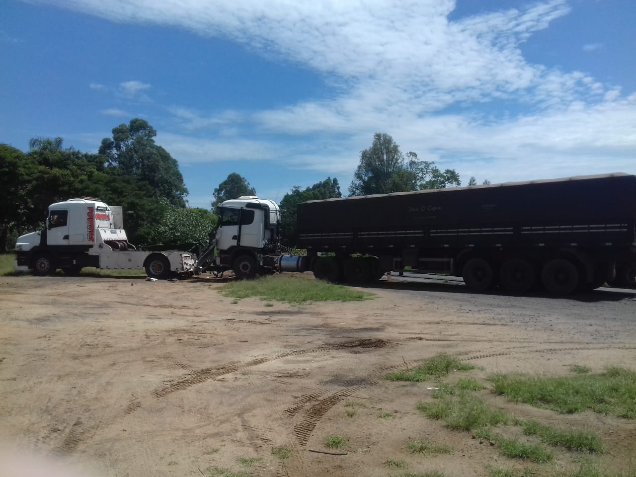 Acidente entre caminhões e perseguição na PR-092 em Wenceslau Braz