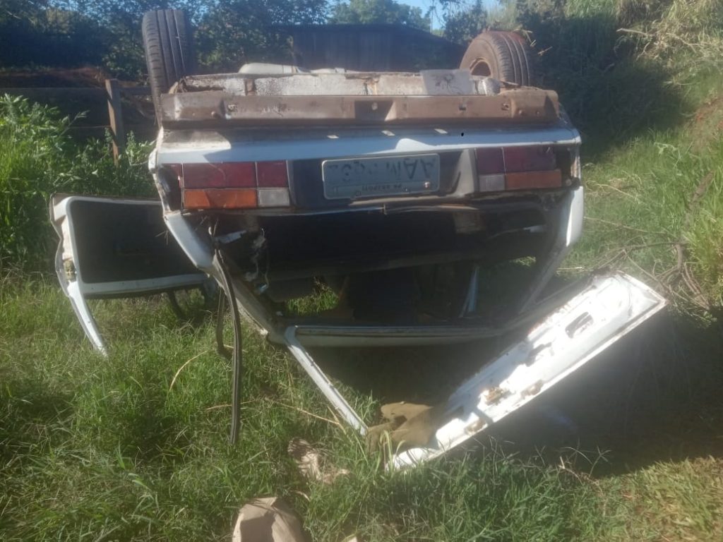 Carro capota na PR-092 e mesmo feridos ocupantes fogem