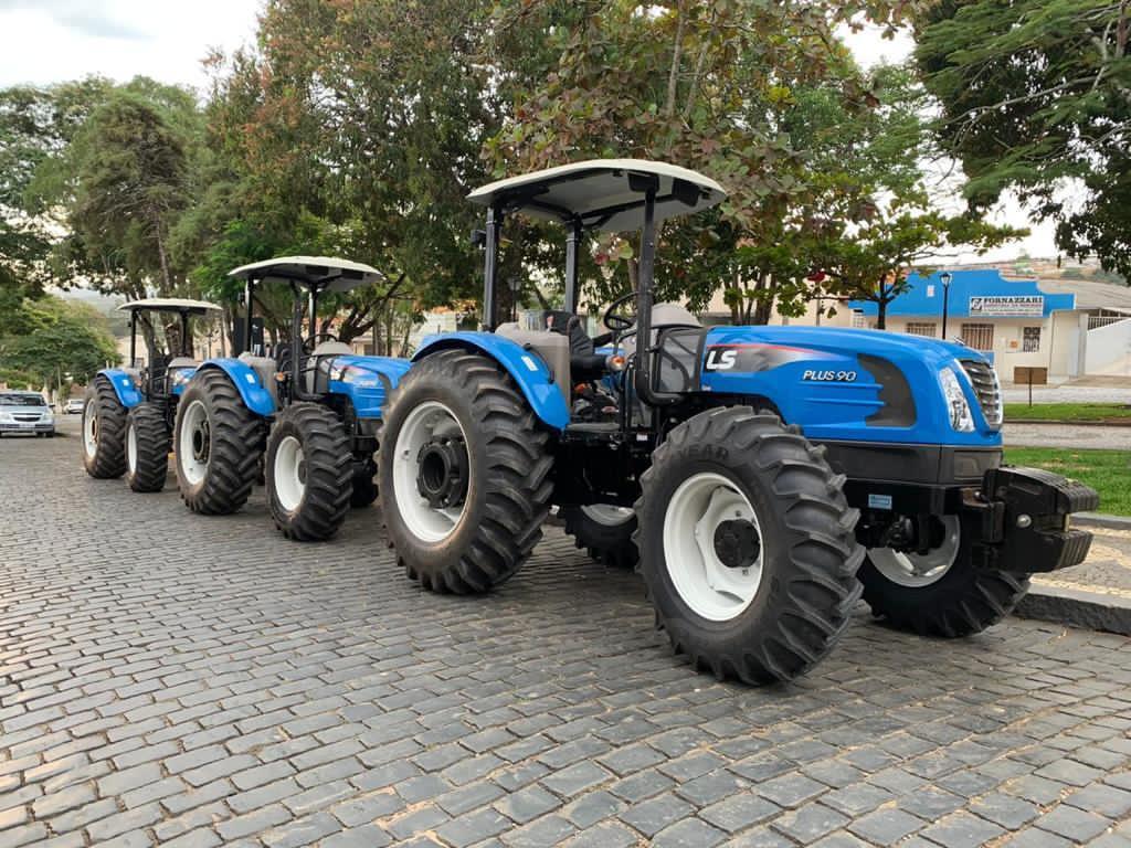 Flávio Zanrosso entrega novos tratores a Associação de Produtores Rurais de Tomazina