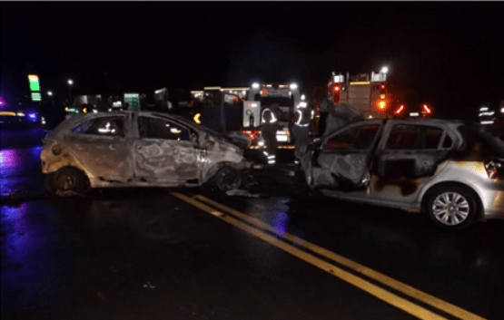 Carros batem, pegam fogo e deixam quatro feridos na BR-153