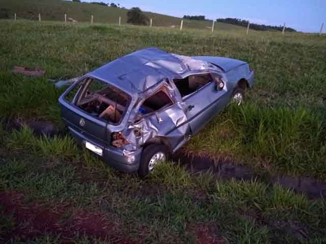 Capotamento deixa quatro feridos na PR-151