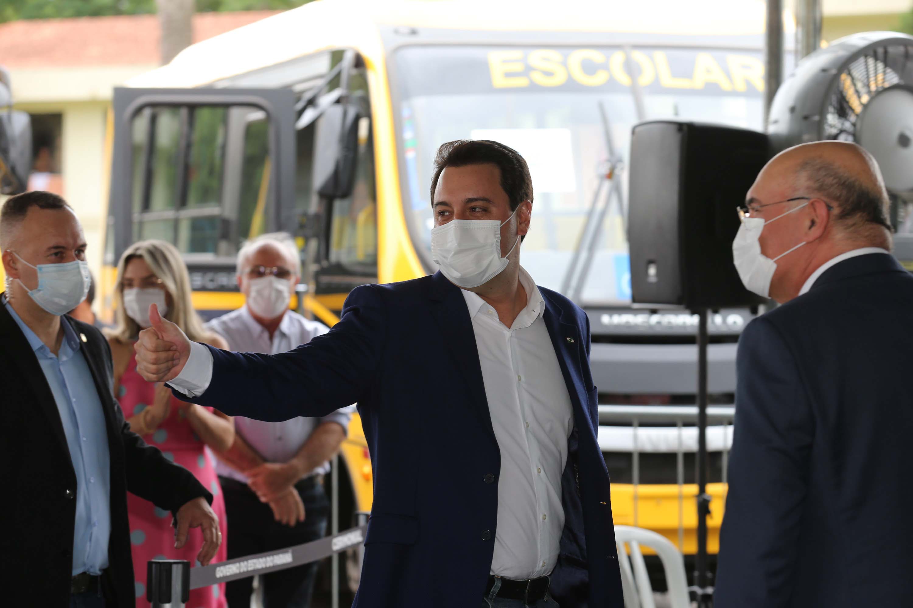 Governo do Estado entrega ônibus escolares a cinco municípios da região