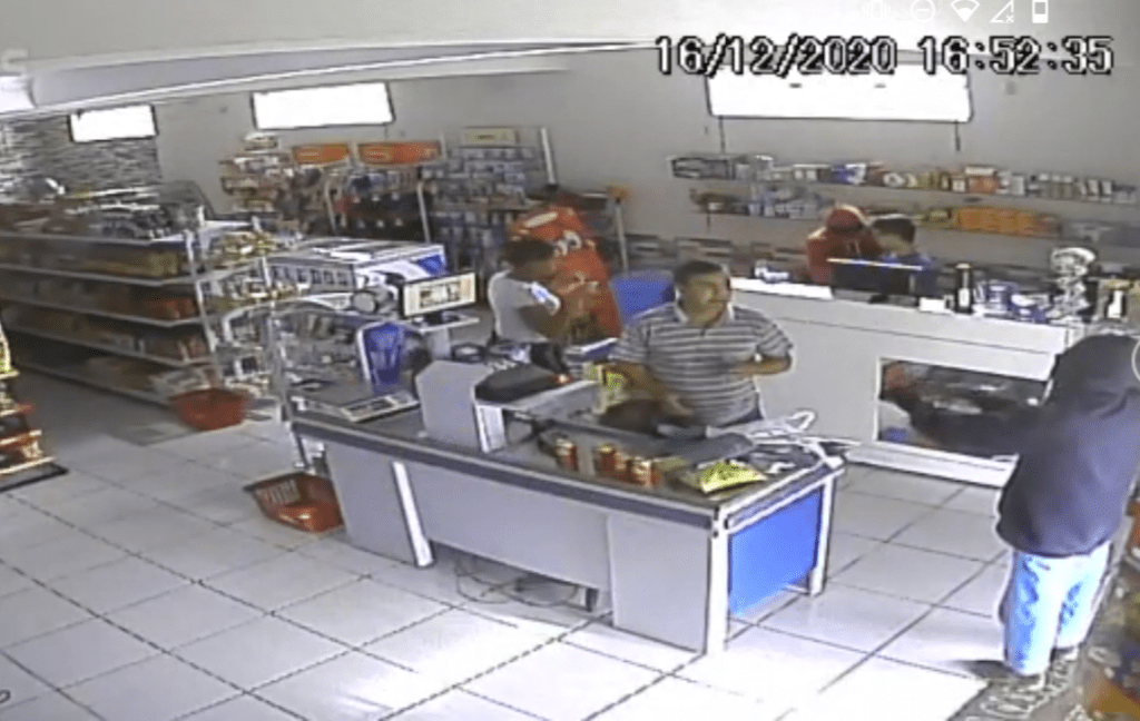 Criminosos matam pai e filho durante assalto a mercado em plena luz do dia