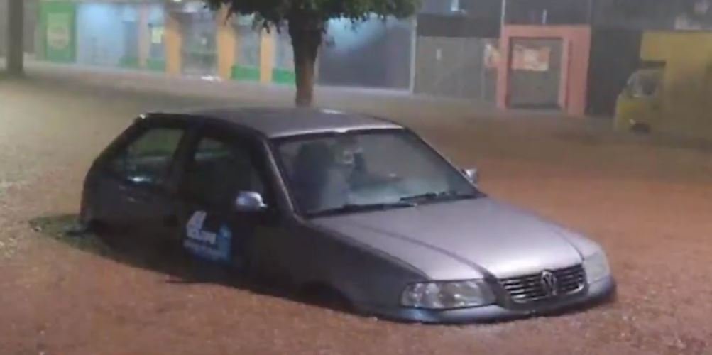 Chuva forte causa alagamentos e prejuízos em Abatiá