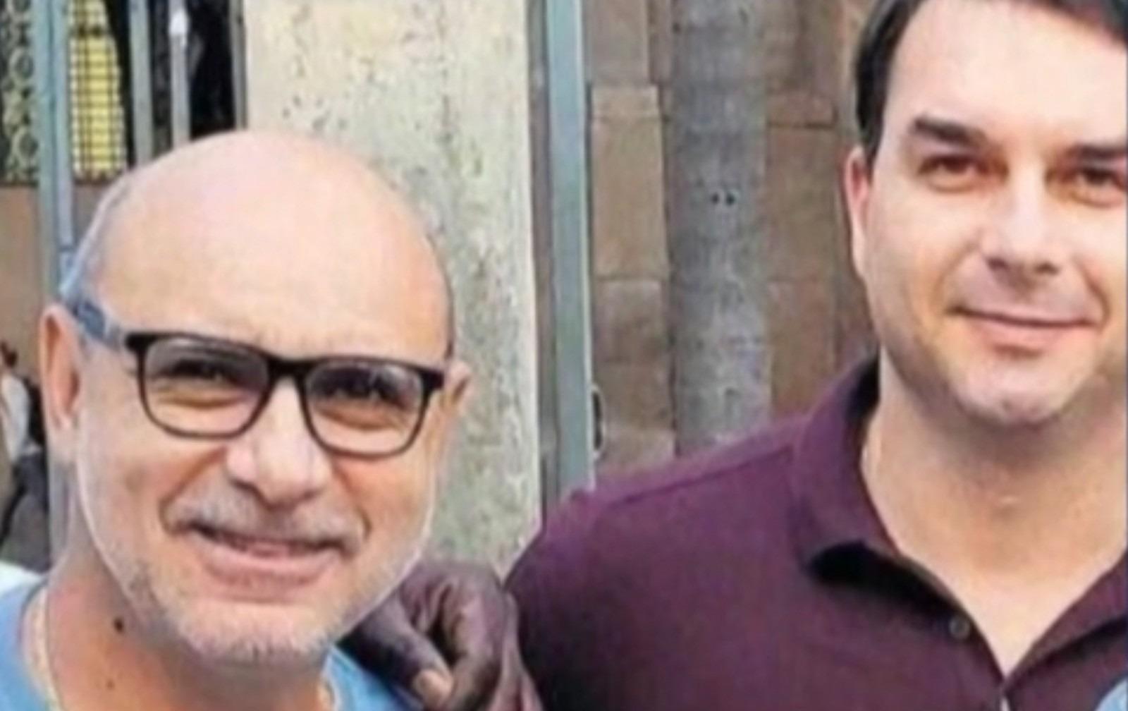 Filho de Bolsonaro pede que suspendam as investigações sobre o ex-motorista Fabrício Queiroz