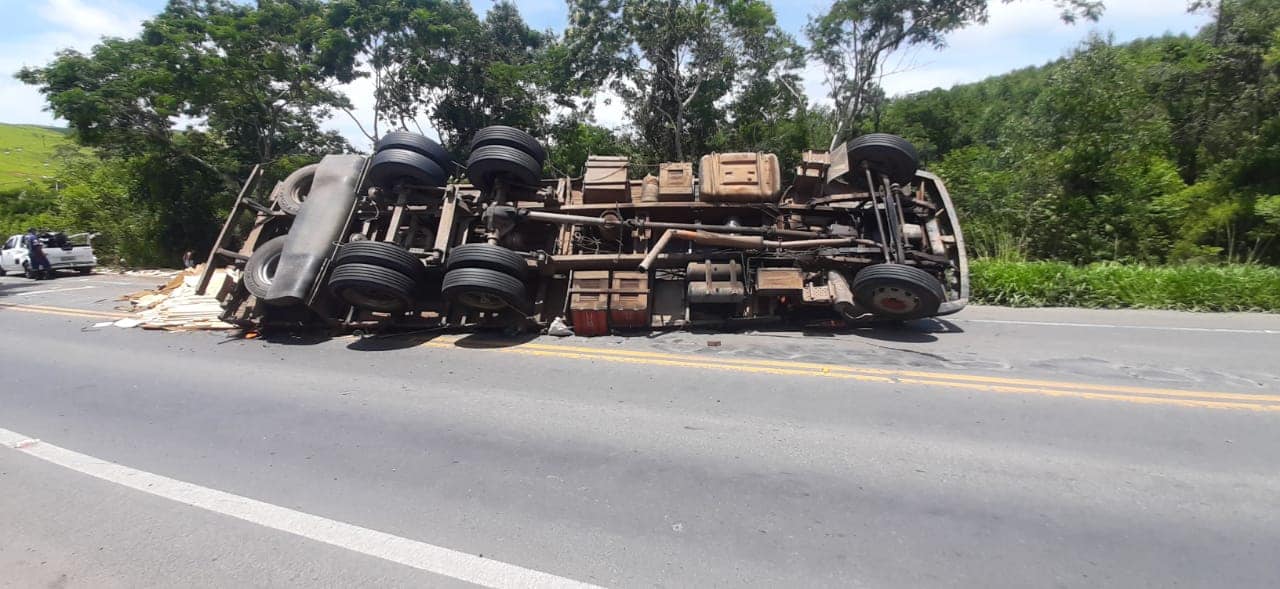 Acidente envolvendo caminhão e três veículos deixa quatro feridos na BR-153