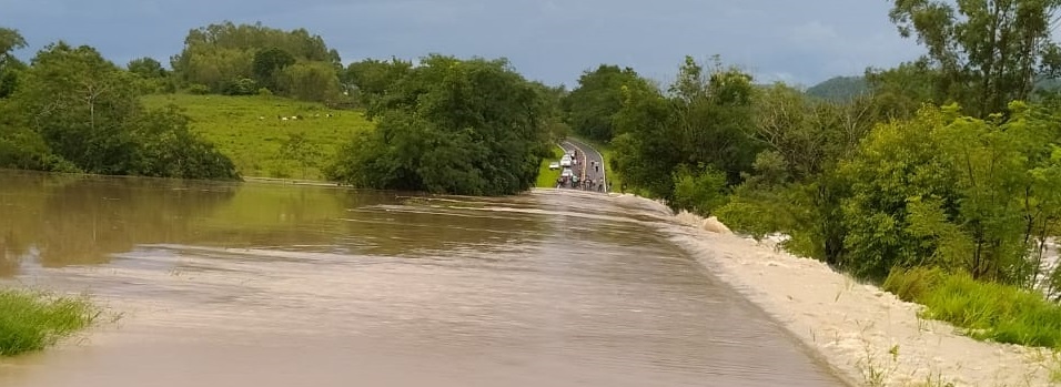 Rio transborda e alaga rodovia e residências em Jundiaí do Sul