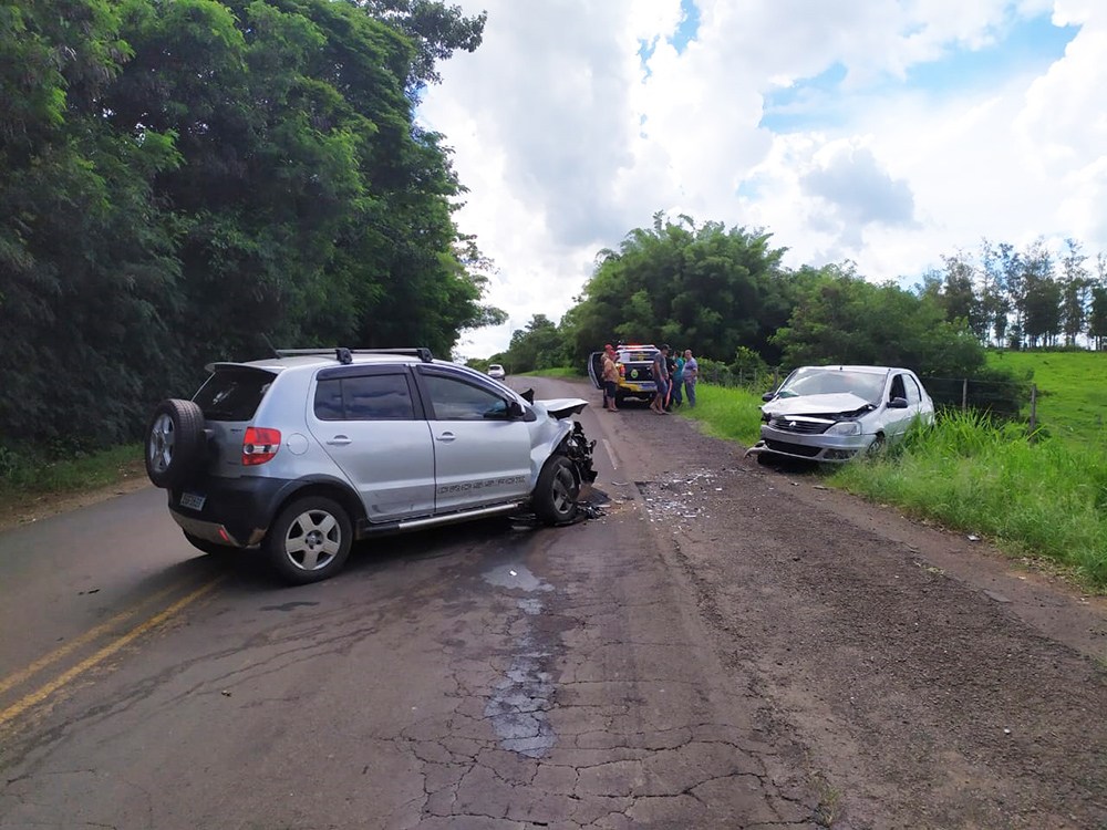 Motorista se envolve em colisão, abandona o carro e foge do local do acidente