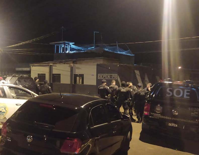 Rebelião em cadeia pública termina com dois detentos baleados