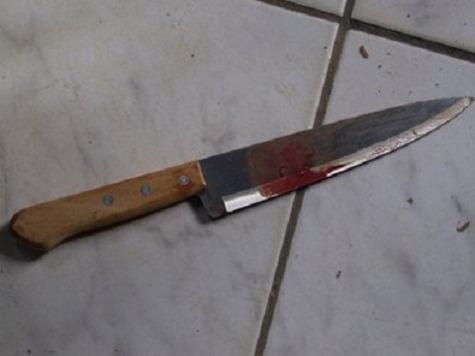 Homem tenta enforcar mulher, mas vítima reage com facada