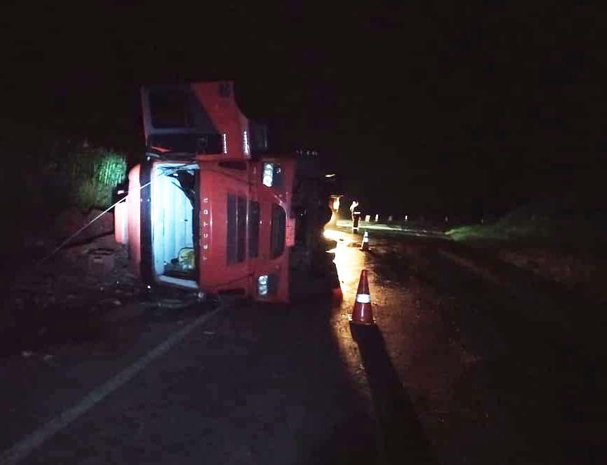 Carreta carregada com batatas tomba na PR-092
