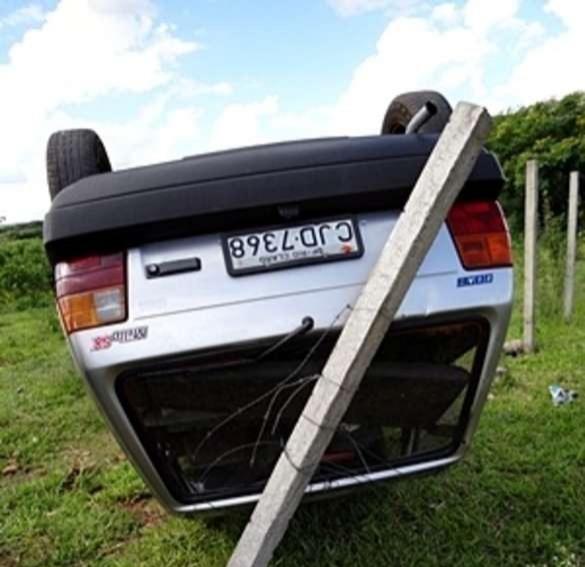 Motorista fica preso às ferragens após capotamento