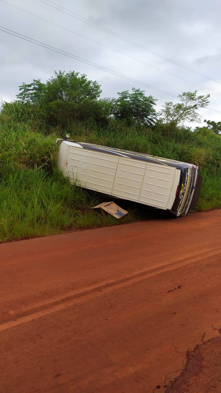 Motorista perde o controle e tomba van da Protork