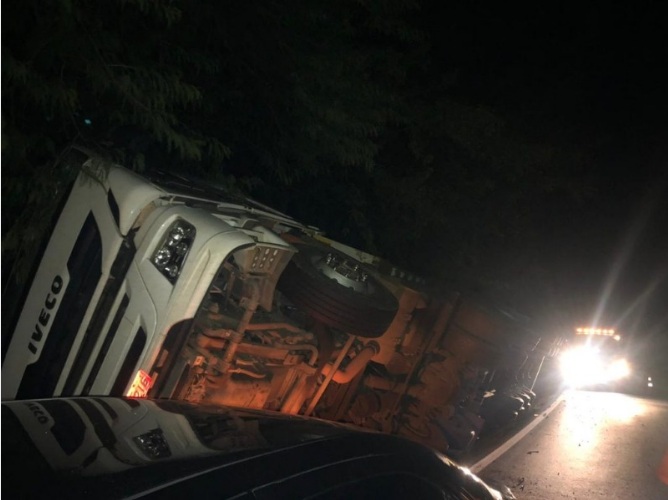 Motorista perde controle da direção e carreta carregada com frangos tomba na BR-153