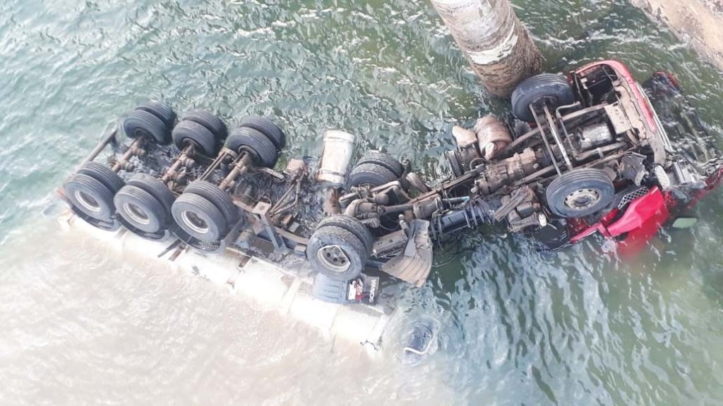 Motorista perde o controle e carreta despenca da ponte que liga Carlópolis a Fartura