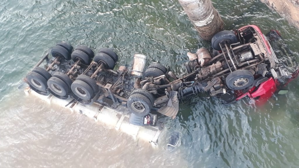 Resgatado corpo de motorista da carreta que caiu da ponte que liga Carlópolis a Fartura