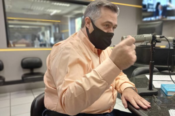 60% dos novos casos de Covid no Paraná são de jovens até 35 anos, diz secretário Beto Preto