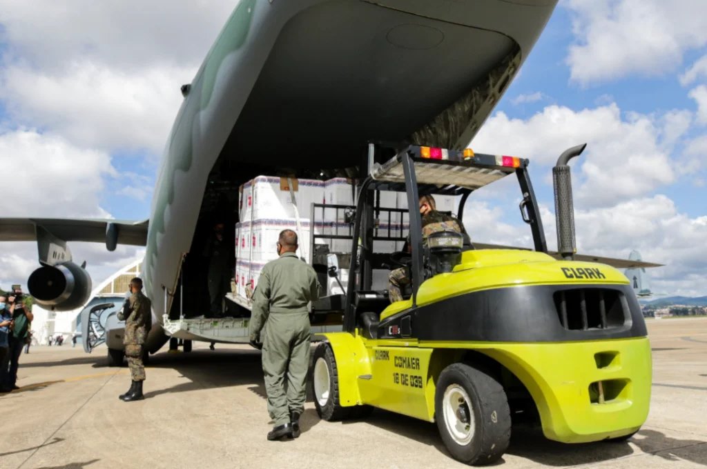Vacina é embarcada e três profissionais da Saúde devem ser os primeiros imunizados no Paraná