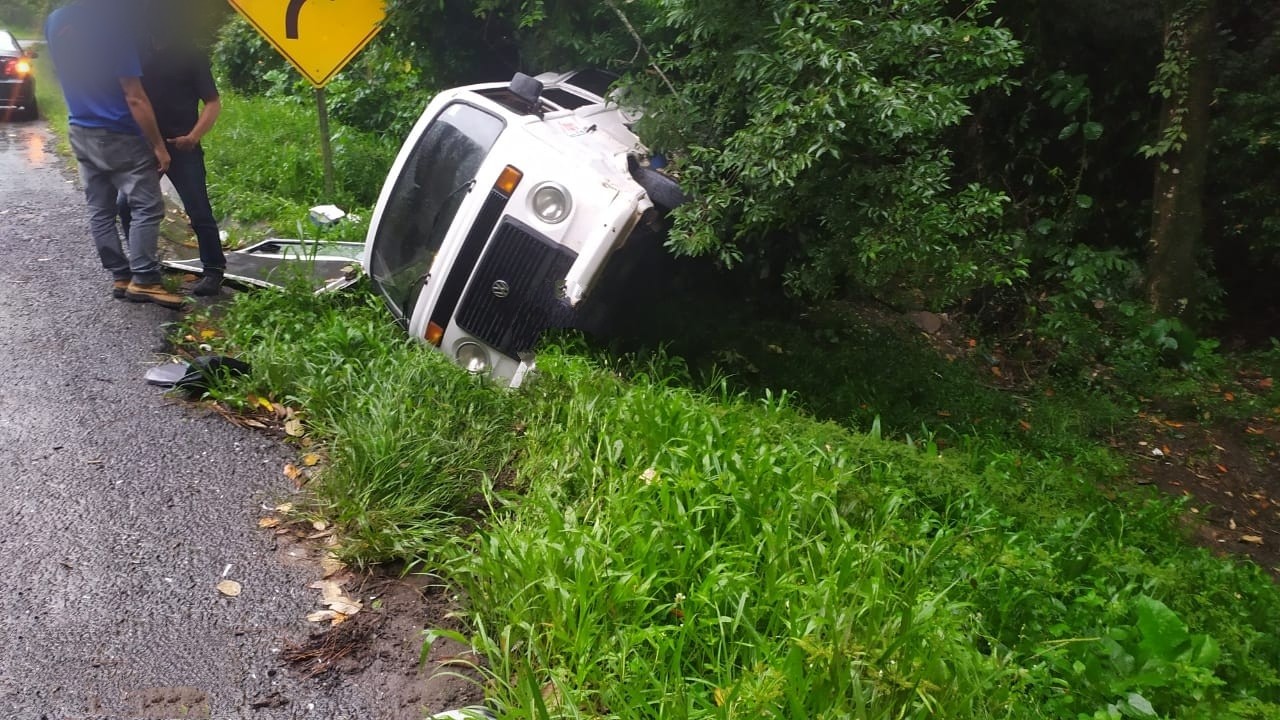 Acidente entre caminhonete e Kombi deixa quatro feridos na PR-092