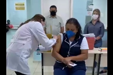 Jaguariaíva recebe vacinas e inicia imunização de servidores da Saúde e idosos