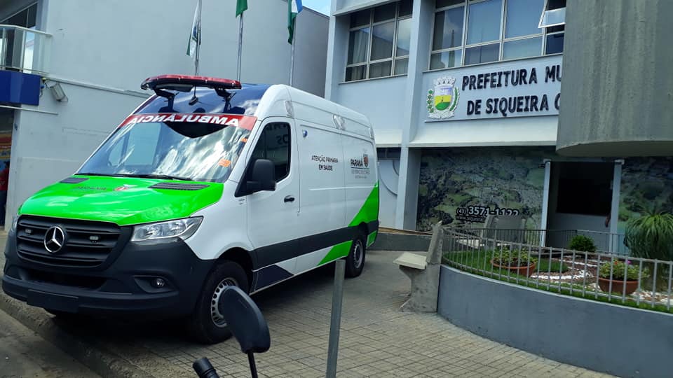 Nova ambulância é entregue a prefeitura de Siqueira Campos