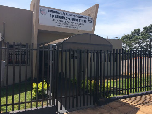 Suspeito é preso no momento em que atirava drogas e celulares na cadeia pública de Andirá