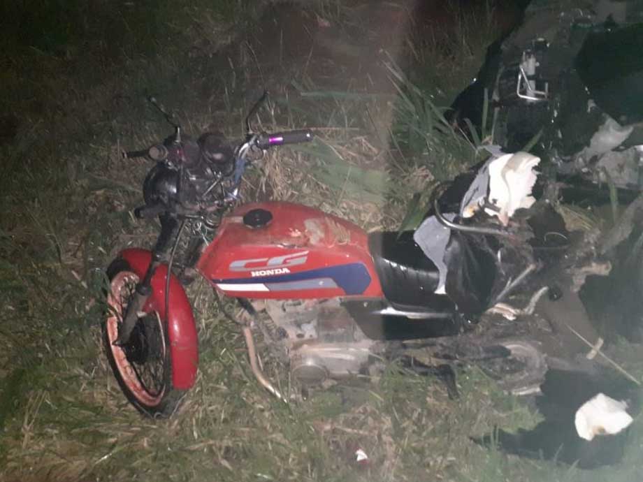 Colisão entre caminhonete e moto tira a vida de jovem em Carlópolis