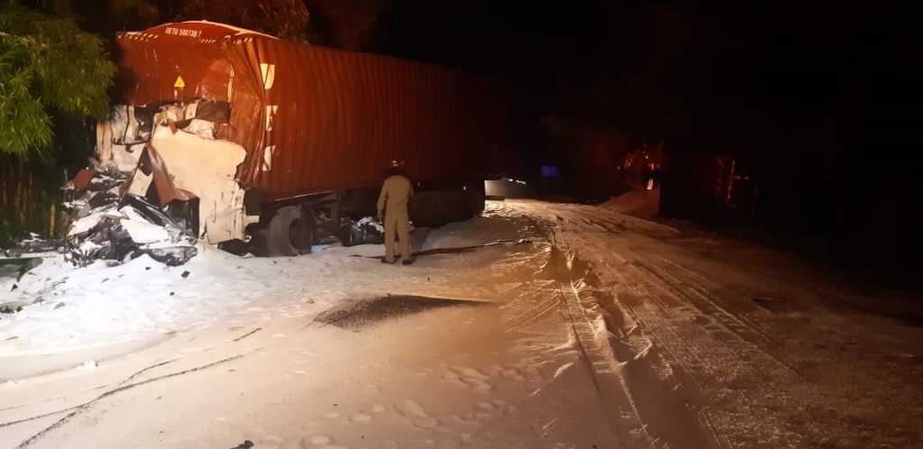 Acidente entre carro e caminhões deixa um morto na BR-153