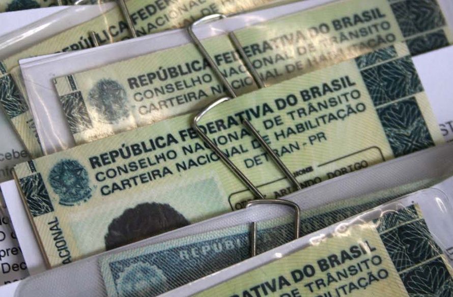 Detran faz alerta sobre compra e venda de Carteira de Habilitação falsa