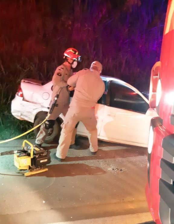 Colisão entre carro e caminhão deixa um morto na BR-153