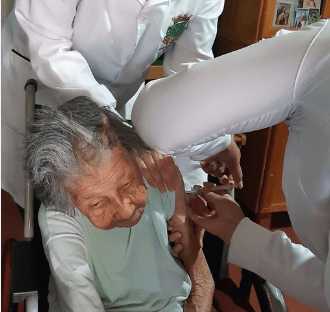 Idosa de 120 anos é vacinada contra a Covid-19 em Arapoti