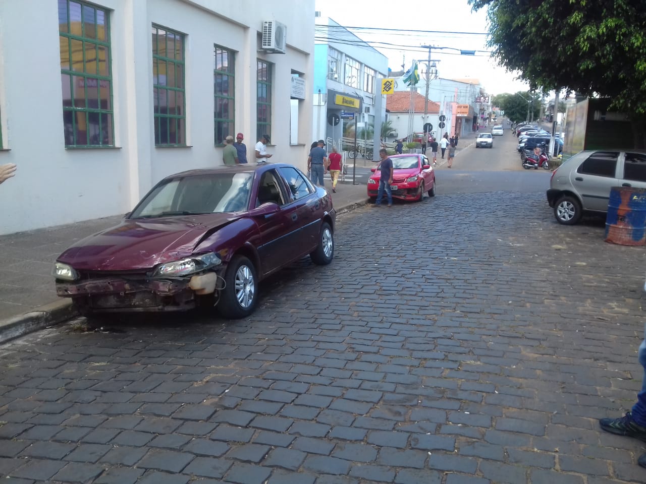 Colisão entre veículos no Centro de Wenceslau Braz