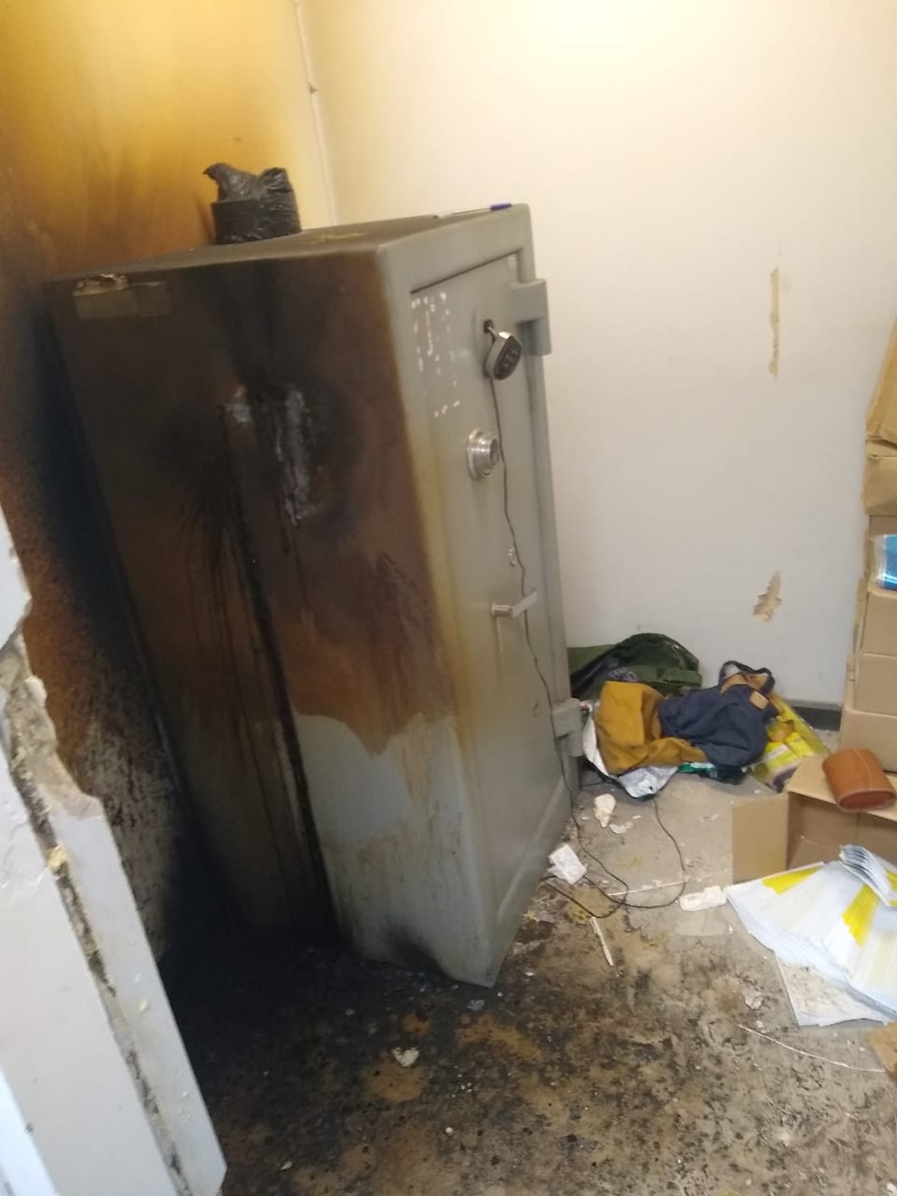 Criminosos invadem agência bancária da região e tentar arrombar cofre com maçarico