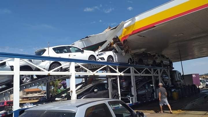 Caminhão cegonha destrói parte do telhado do posto Hulk em Arapoti