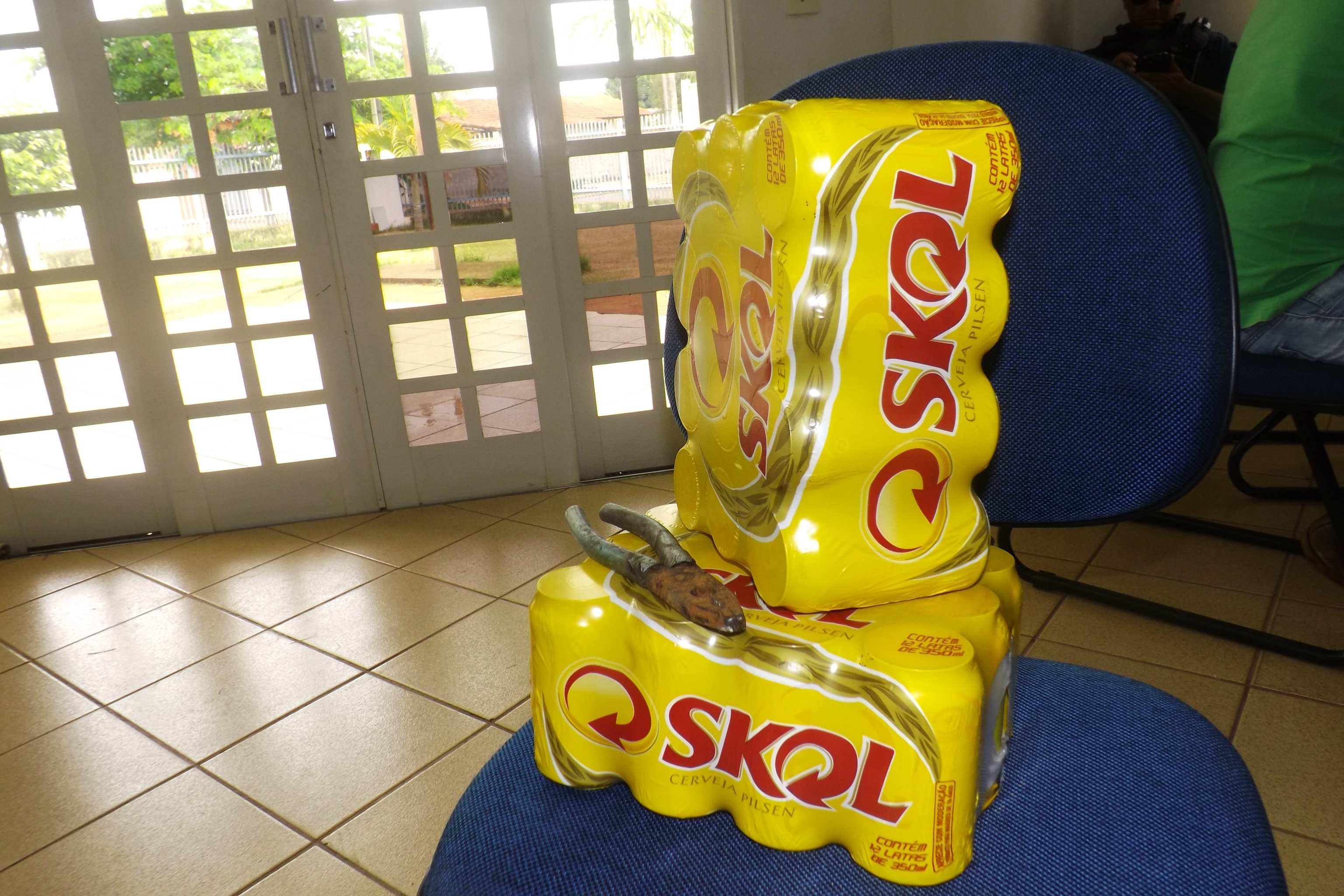 Suspeitos invadem residência e furtam até as latinhas de cerveja