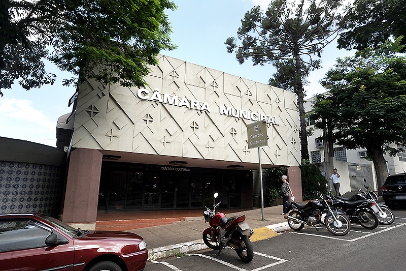 Prefeito e vice vistoriam obras em quadra de esportes em Siqueira Campos