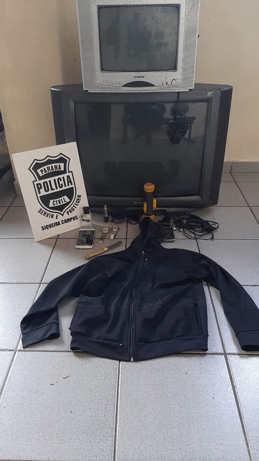 Pai e filha são ameaçados com foice ao encontrar usuária de drogas deitada na cama em sua casa