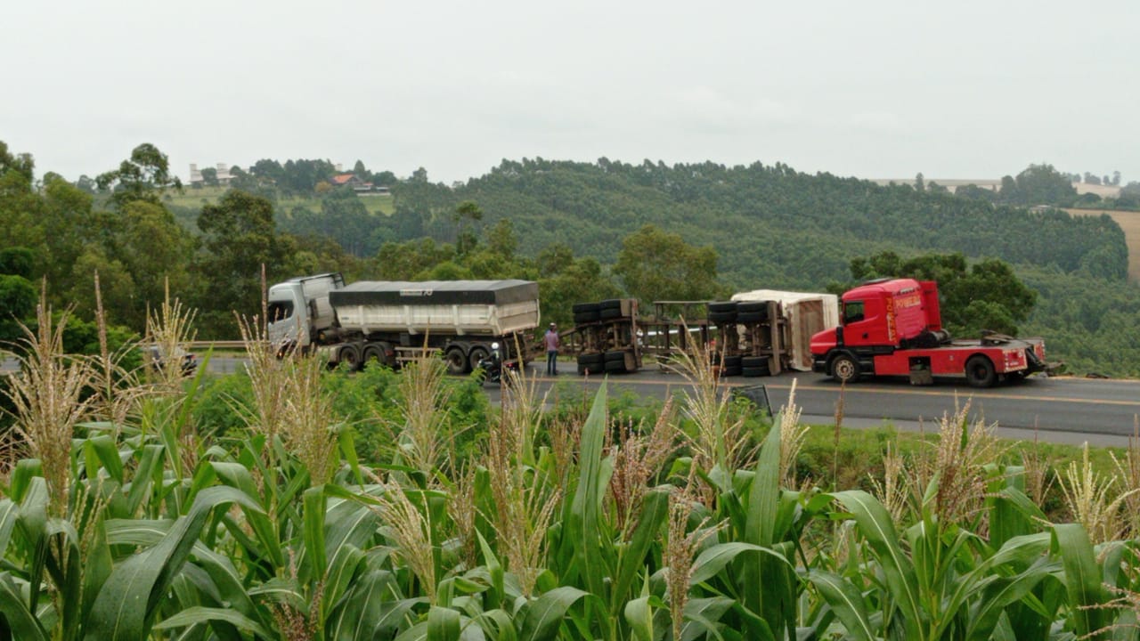 Reboque de caminhão tomba e interdita trânsito PR-092 em Wenceslau Braz