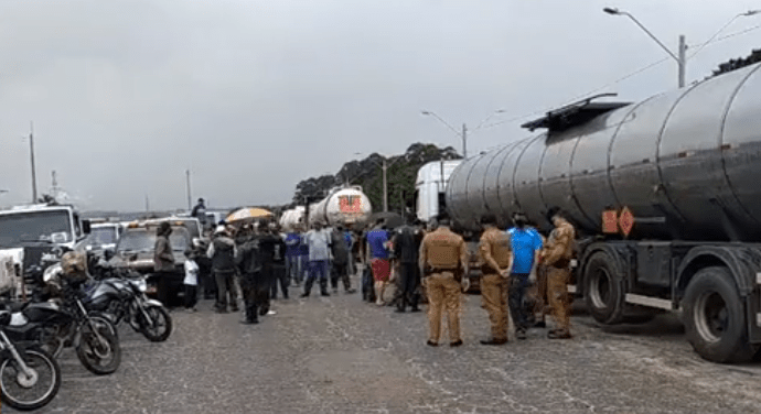 Manifestantes protestam contra aumento dos preços dos combustíveis na refinaria da Petrobrás em Araucária