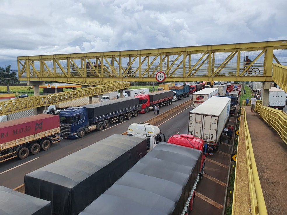 Manifestantes bloqueiam rodovia PR-445 em Cambé