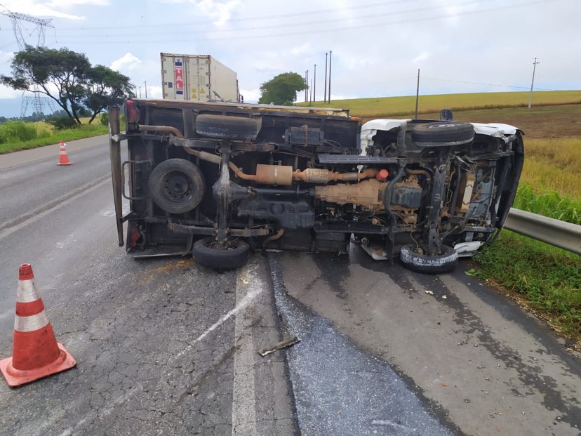 Motorista perde o controle da direção e utilitário tomba na PR-092 em Wenceslau Braz