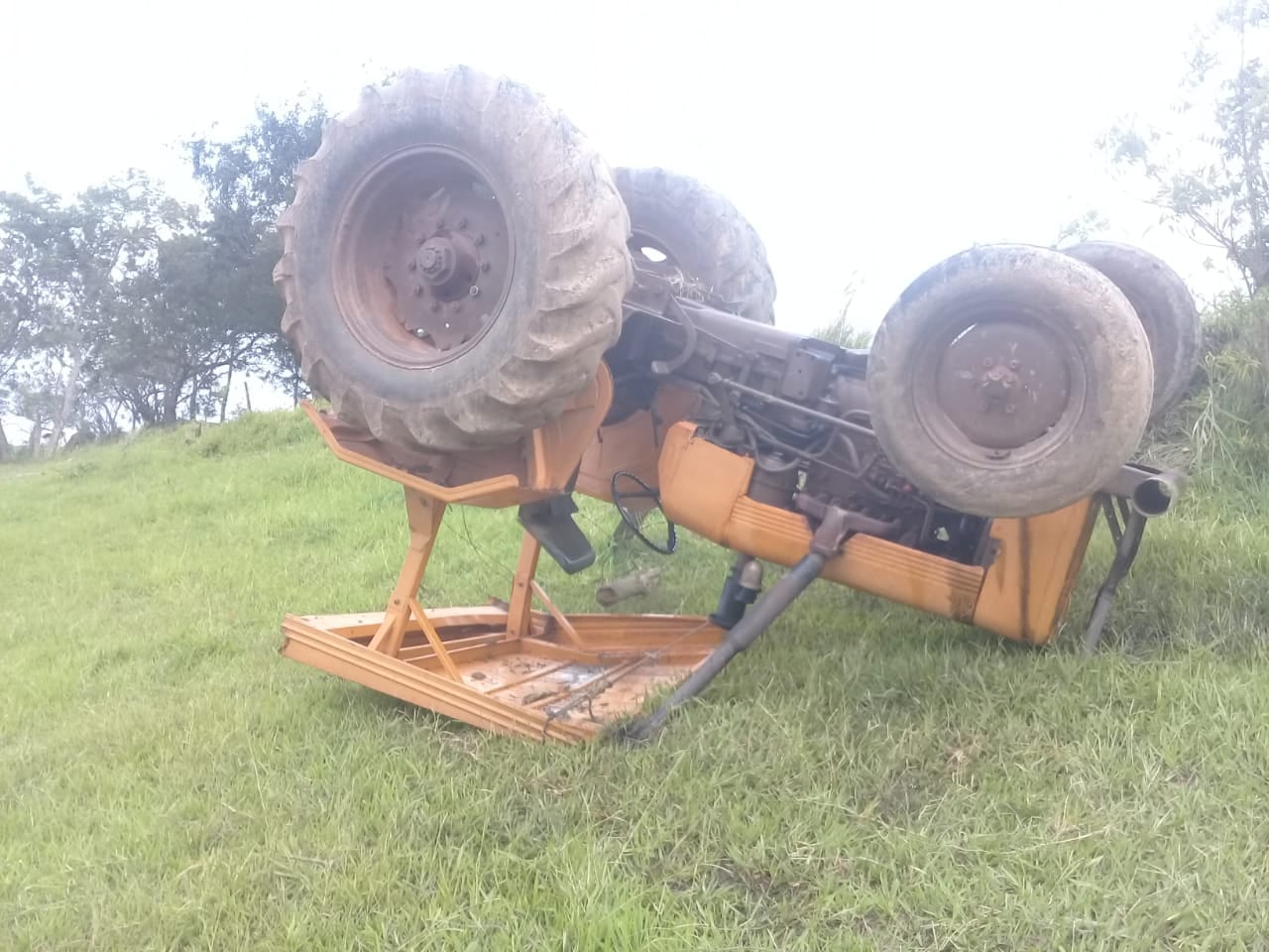 “Ladrão trapalhão” furta trator e tomba máquina durante a fuga