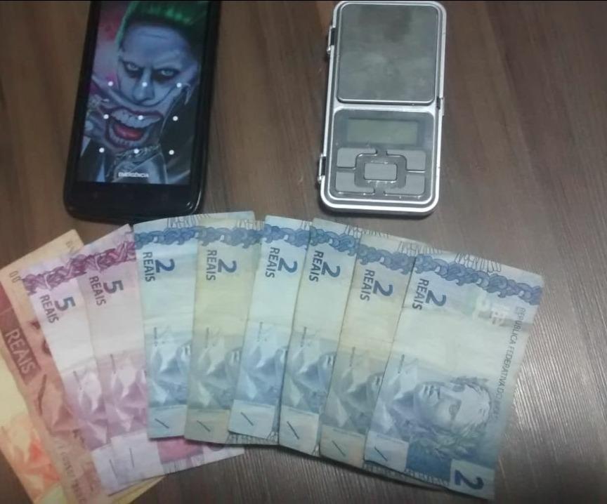 Suspeito de tráfico é abordado em casa enquanto fumava maconha