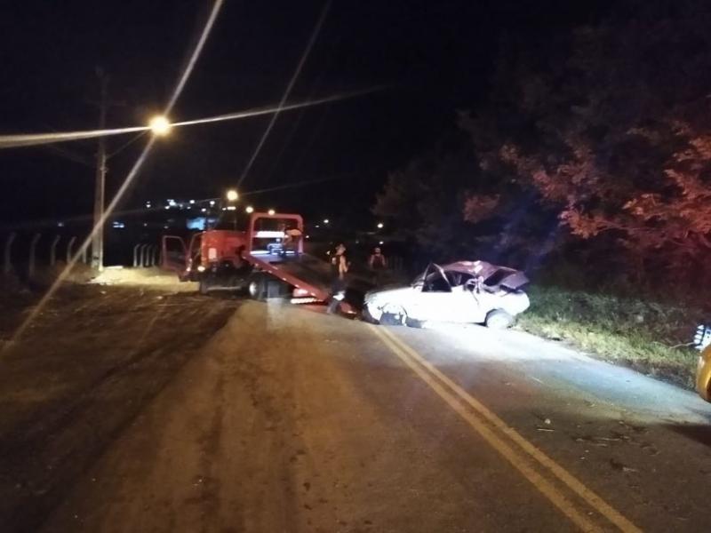 Motorista se envolve em acidente e abandona veículo com passageiros feridos em Siqueira Campos