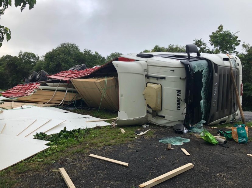 Motorista perde o controle da direção e carreta tomba na PR-092 em Siqueira Campos