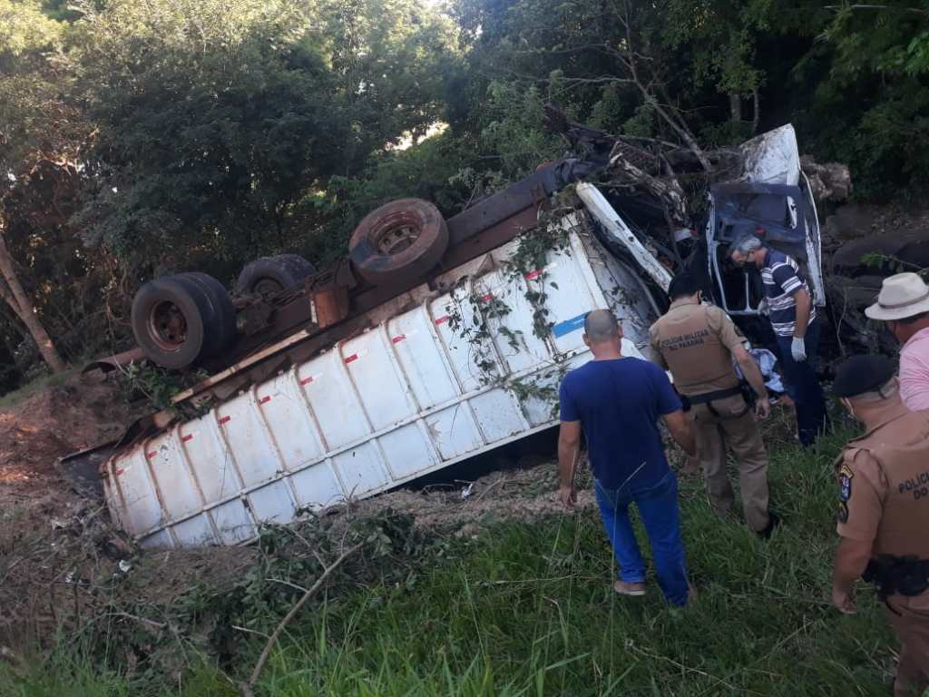 Caminhão cai em ribanceira e motorista morre na PR-151 em Ribeirão Claro