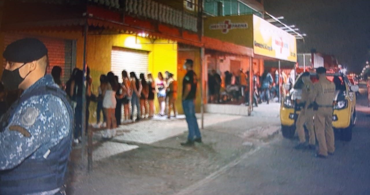 Fiscalização fecha pub por aglomeração, multa para cada um chega a R$ 5 mil