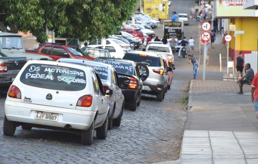 Motoristas da Saúde e populares promovem carreata após vitória na câmara