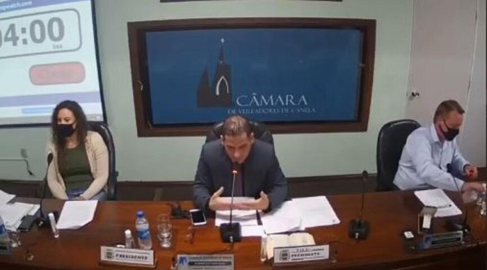 Vereador sugere pulverizar de avião cidade com álcool em gel e vira piada no mundo; assista